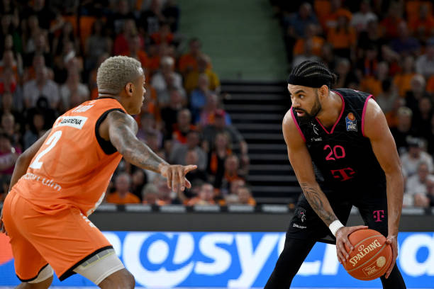 伦敦足球：尽管曼城有意西蒙斯，但后者首选依然是切尔西